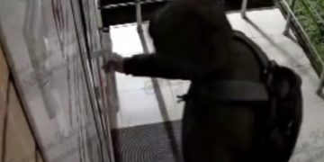 В Краснодаре мужчина преследовал девушку и ломился в дверь