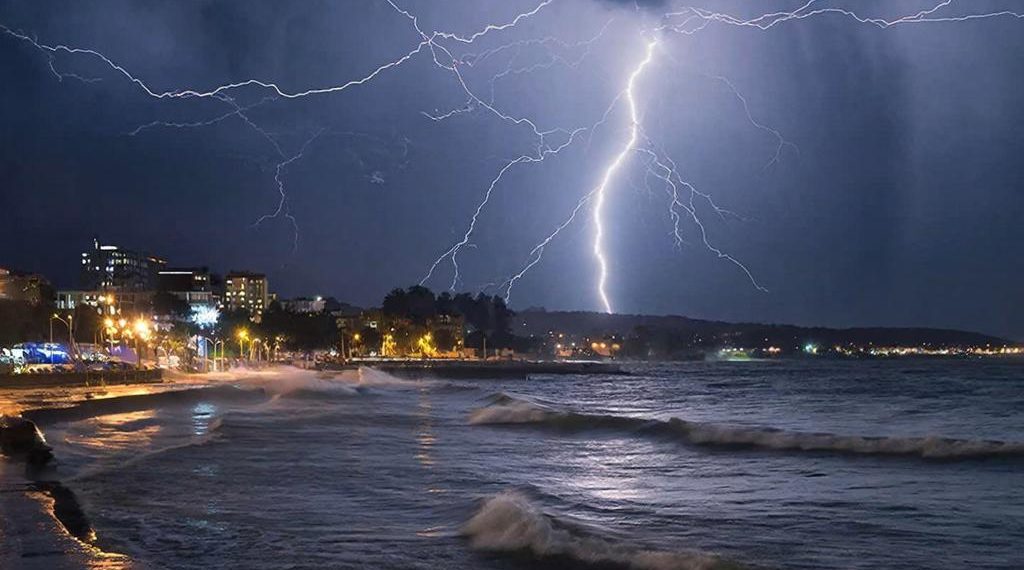 Гроза в Новороссийске напугала жителей после атаки, но подарила красивые кадры