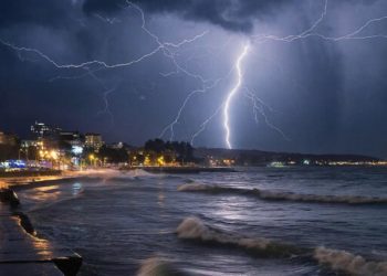Гроза в Новороссийске напугала жителей после атаки, но подарила красивые кадры
