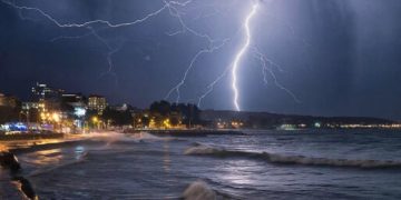 Гроза в Новороссийске напугала жителей после атаки, но подарила красивые кадры