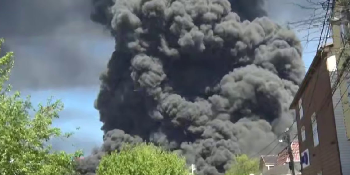 В Туапсе пожар на НПЗ тушат 220 человек, задействовано больше 50 единиц техники