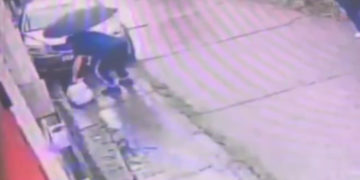 В Сочи неизвестный с зонтом украл чужой заказ с продуктами прямо с порога дома