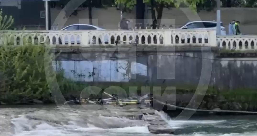 Момент сброса электросамокатов в реку в Сочи попал на видео