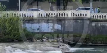 Момент сброса электросамокатов в реку в Сочи попал на видео