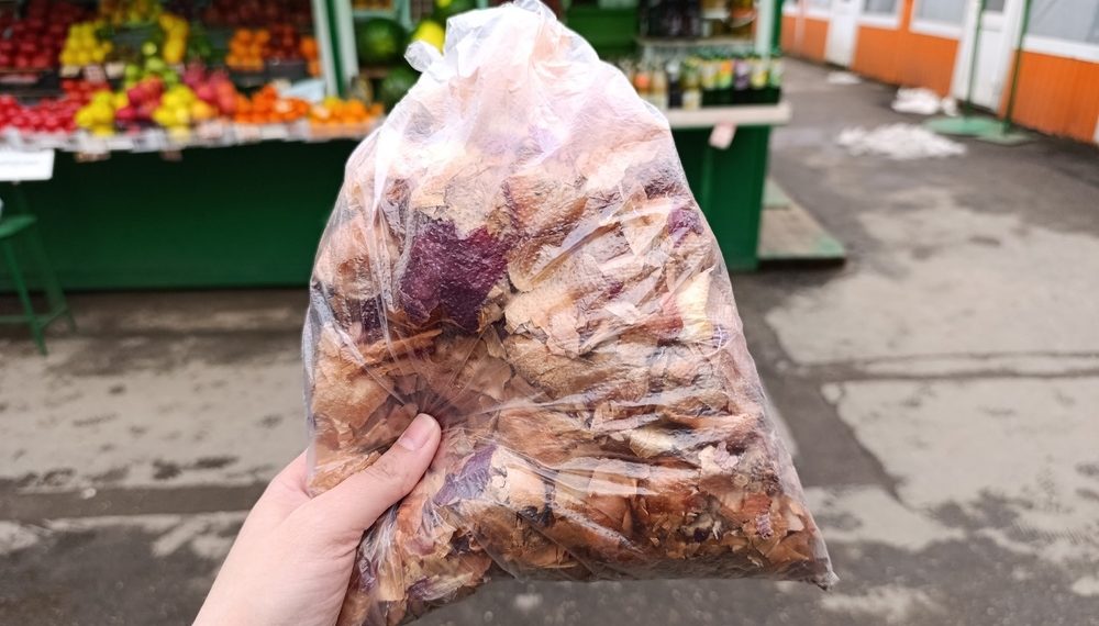 Обдирание шелухи с лука для покраски яиц может обернуться штрафом для кубанцев