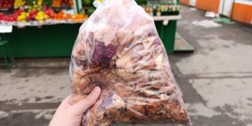 Обдирание шелухи с лука для покраски яиц может обернуться штрафом для кубанцев