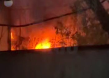 В Геленджике на парковке парка аттракционов загорелся автомобиль