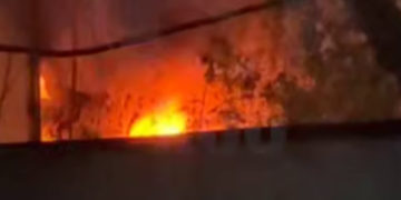 В Геленджике на парковке парка аттракционов загорелся автомобиль