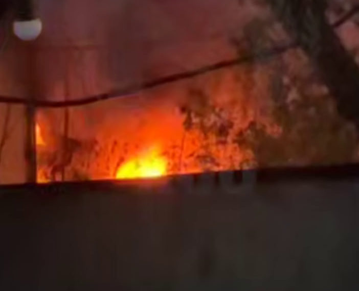 В Геленджике на парковке парка аттракционов загорелся автомобиль