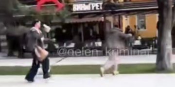 В Геленджике девушка кинула собачьи фекалии в женщину