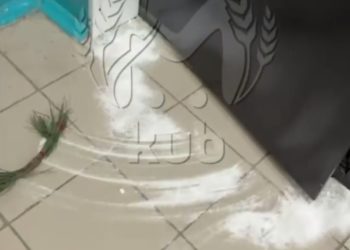 В Краснодаре пьющая мать троих детей сыпала соль под дверь соседям