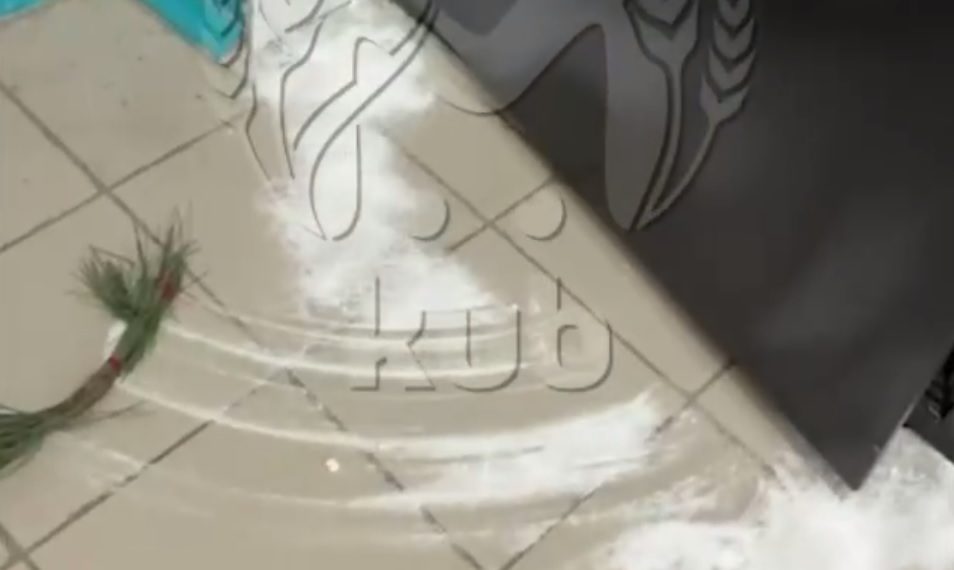 В Краснодаре пьющая мать троих детей сыпала соль под дверь соседям