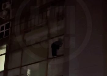 В Сочи пьяный парень застрял в окне и завис на большой высоте