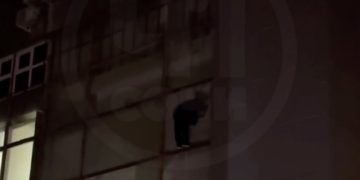 В Сочи пьяный парень застрял в окне и завис на большой высоте