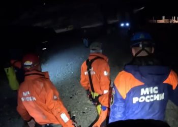 Спасатели эвакуировали тело погибшего спелеолога из пещеры в Сочи