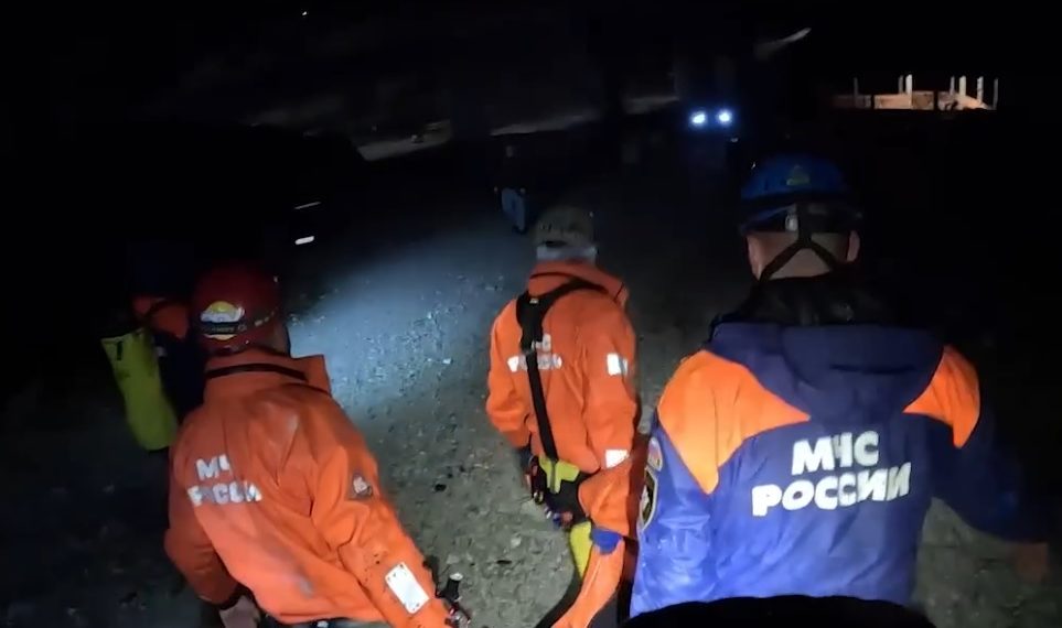 Спасатели эвакуировали тело погибшего спелеолога из пещеры в Сочи
