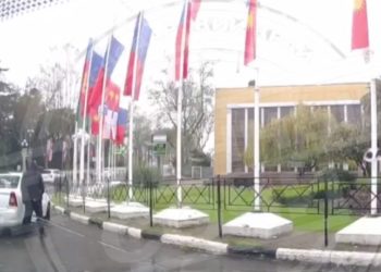 В Сочи мужчина справил нужду у памятной стелы