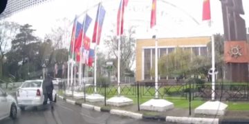 В Сочи мужчина справил нужду у памятной стелы