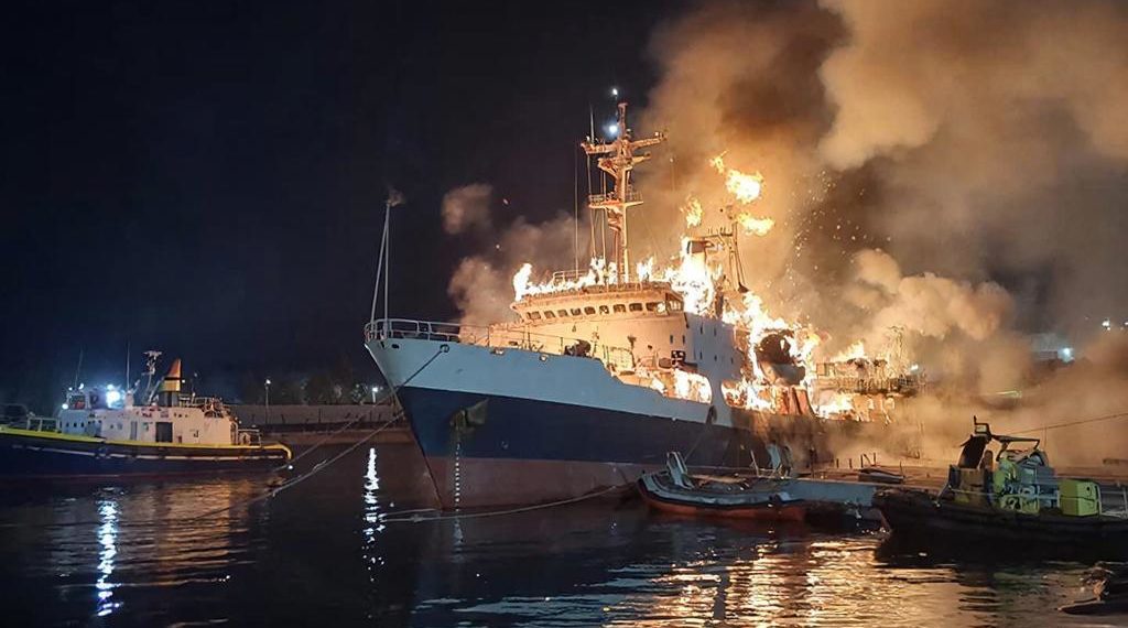 В Новороссийске обломки БПЛА попали в гражданское судно, один человек пострадал