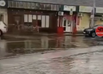 В Краснодаре фекалии затопили трамвайные пути