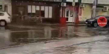 В Краснодаре фекалии затопили трамвайные пути