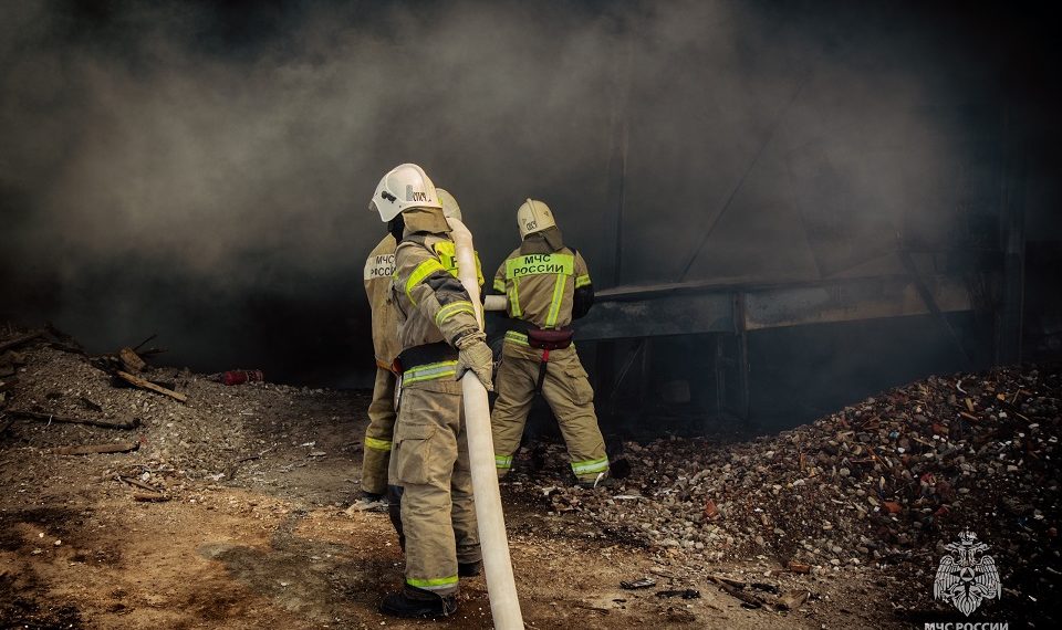 В Туапсе из-за пожара на НПЗ эвакуируют жителей близлежащих домов
