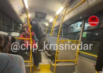 В Краснодаре пьяный пассажир напал на кондуктора в автобусе
