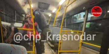 В Краснодаре пьяный пассажир напал на кондуктора в автобусе