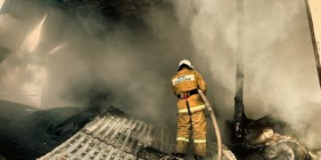 На Кубани полностью потушили пожар на предприятии