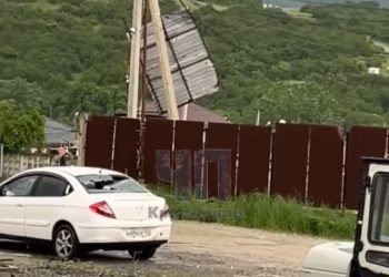 Под Новороссийском непогода повредила авто и заборы