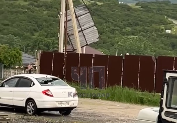 Под Новороссийском непогода повредила авто и заборы