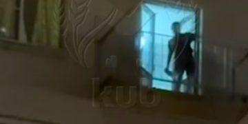 Краснодарец выкинул микроволновку из окна и разбил автомобиль