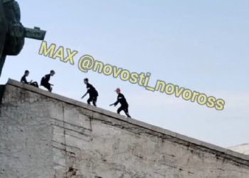 В Новороссийске дети бегали по мемориалу