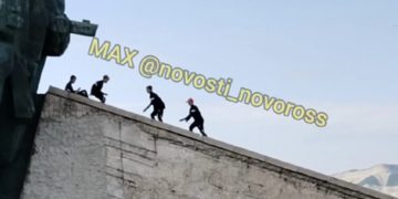 В Новороссийске дети бегали по мемориалу