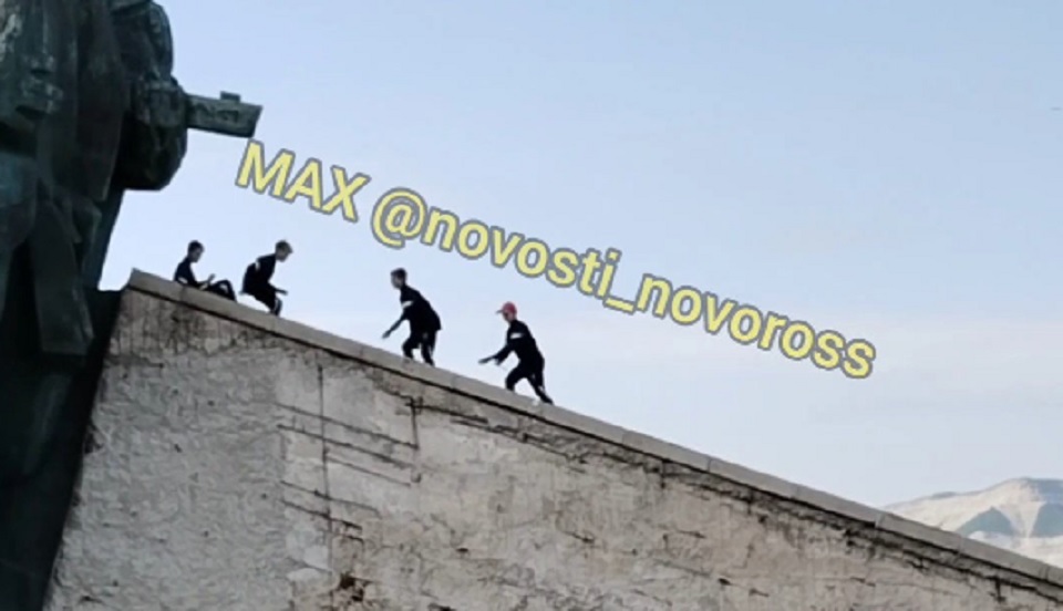 В Новороссийске дети бегали по мемориалу