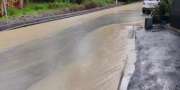 В Сочи рабочие заасфальтировали ливневку