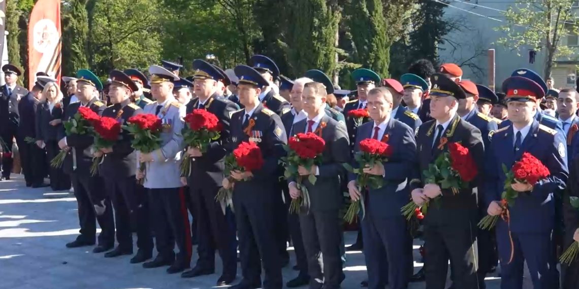 Прошунин возложил гирлянду памяти к Вечному огню на Завокзальном мемориале