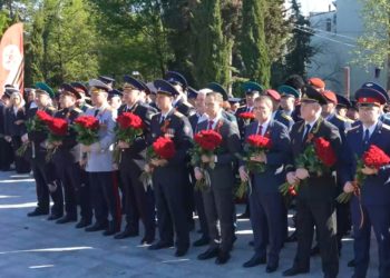 Прошунин возложил гирлянду памяти к Вечному огню на Завокзальном мемориале