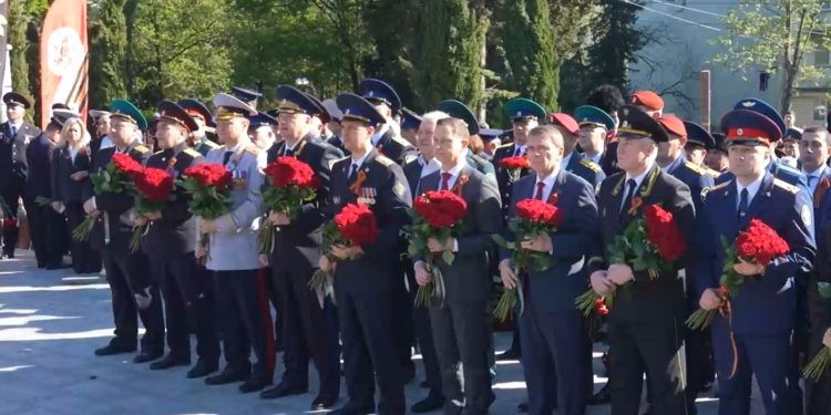 Прошунин возложил гирлянду памяти к Вечному огню на Завокзальном мемориале
