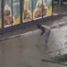 В Краснодаре парень пересёк затопленную дорогу на стремянке и остался сухим