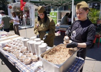 На всех праздничных площадках в Сочи развернулись полевые кухни