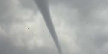 На Кубани очевидцы засняли воронку смерча на фоне ливня с градом