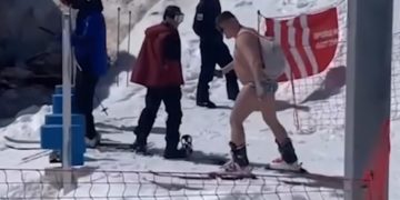 По Сочи разгуливал лыжник в трусах