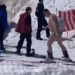 По Сочи разгуливал лыжник в трусах