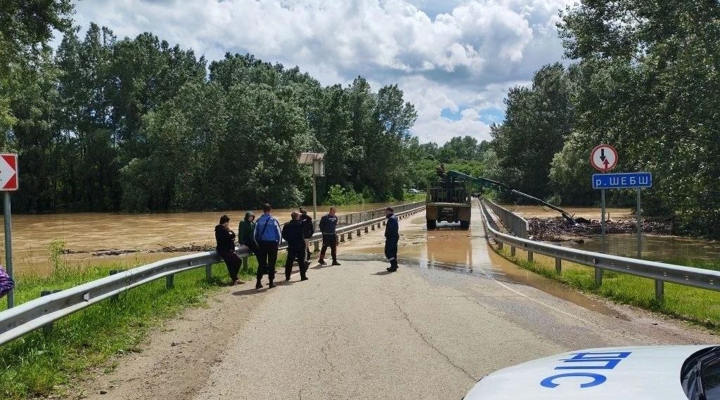 В Северском районе перекрыли мост из-за подъема уровня воды в реке Шебш