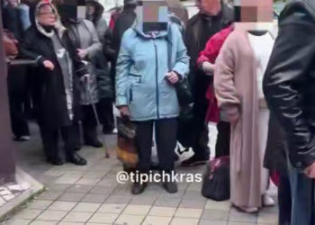 Очевидцы сняли на видео огромную очередь в краснодарский онкодиспансер