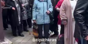 Очевидцы сняли на видео огромную очередь в краснодарский онкодиспансер