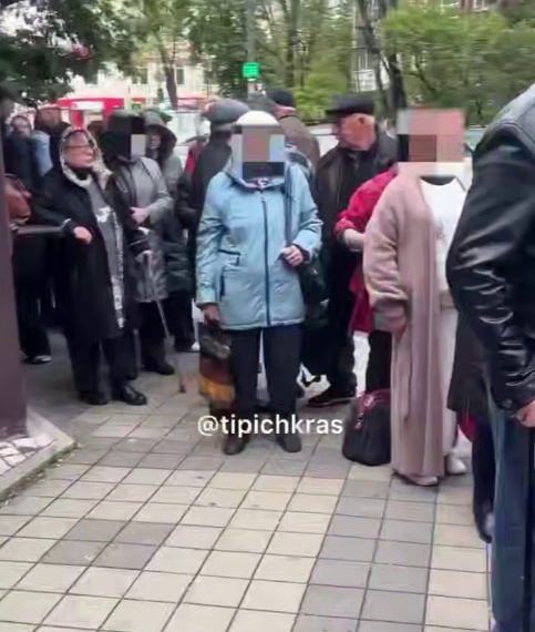 Очевидцы сняли на видео огромную очередь в краснодарский онкодиспансер