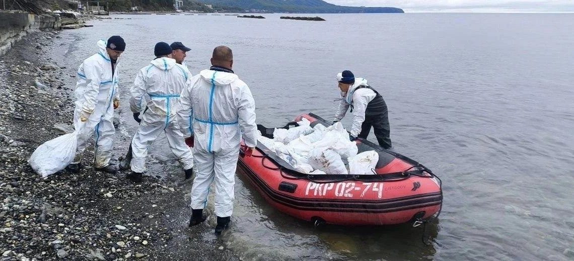 Атаки дронов не помеха: в Туапсе продолжат чистку берега от мазута