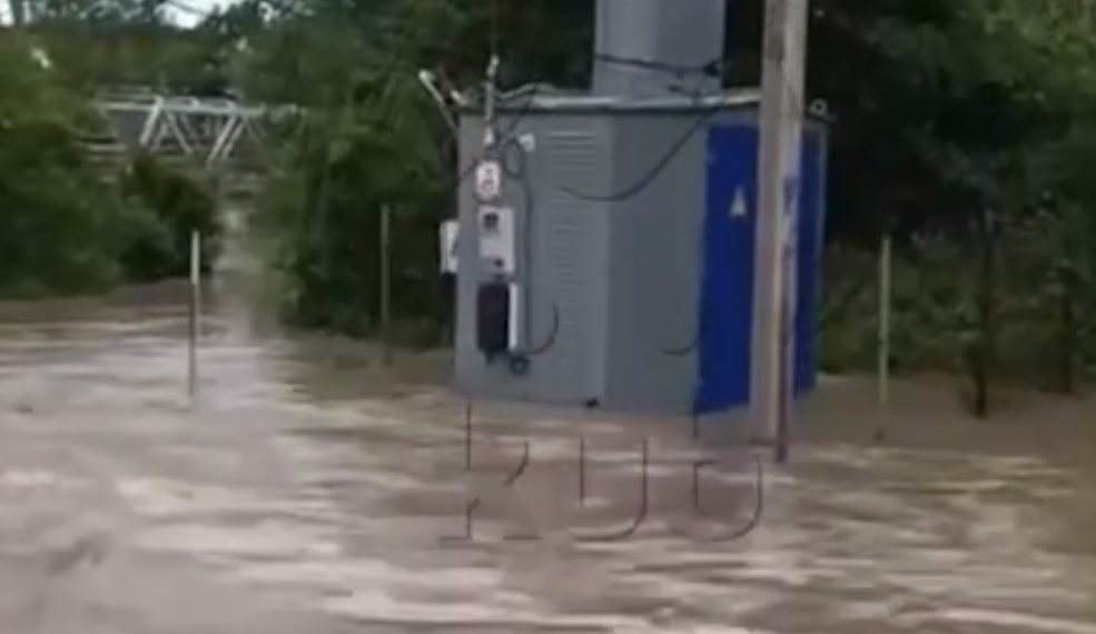 Под Геленджиком наполовину затопило подстанцию